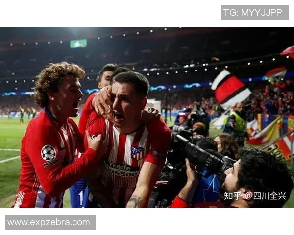 足球球星开场手势解析：从个性化动作到赛场氛围的塑造