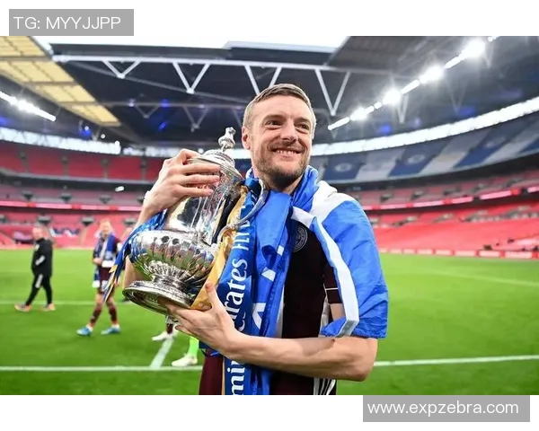 追梦绿茵场从草根到巨星的自传式足球人生传奇